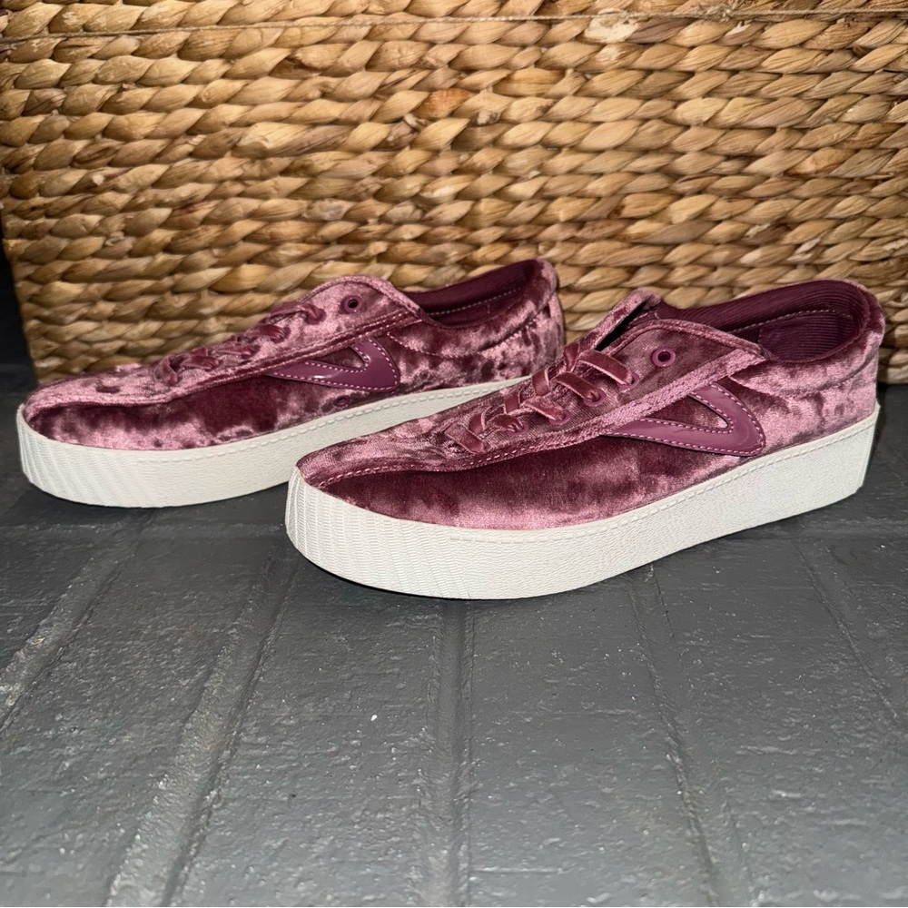 Tretorn Nylite Bold Shoes Women 7.5 Mauve Crushed Velvet Platform Lace Up Casual - Picture 3 of 13